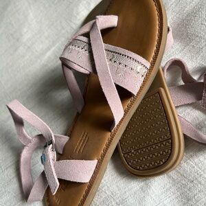 TOMS- Lilac Leather Sandal- Sz 8.5- EUC